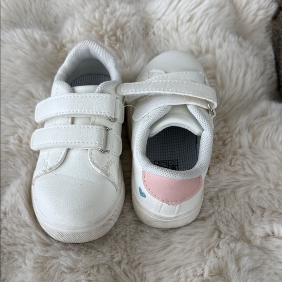 Kids White Sneakers with Heart Accents size 7 - Picture 4 of 4